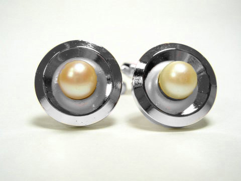 Silberfarbene Manschettenknöpfe mit Zuchtperlen, elegant und zeitlos, vom Hersteller Juwelier Harnisch, ideal für besondere Anlässe.