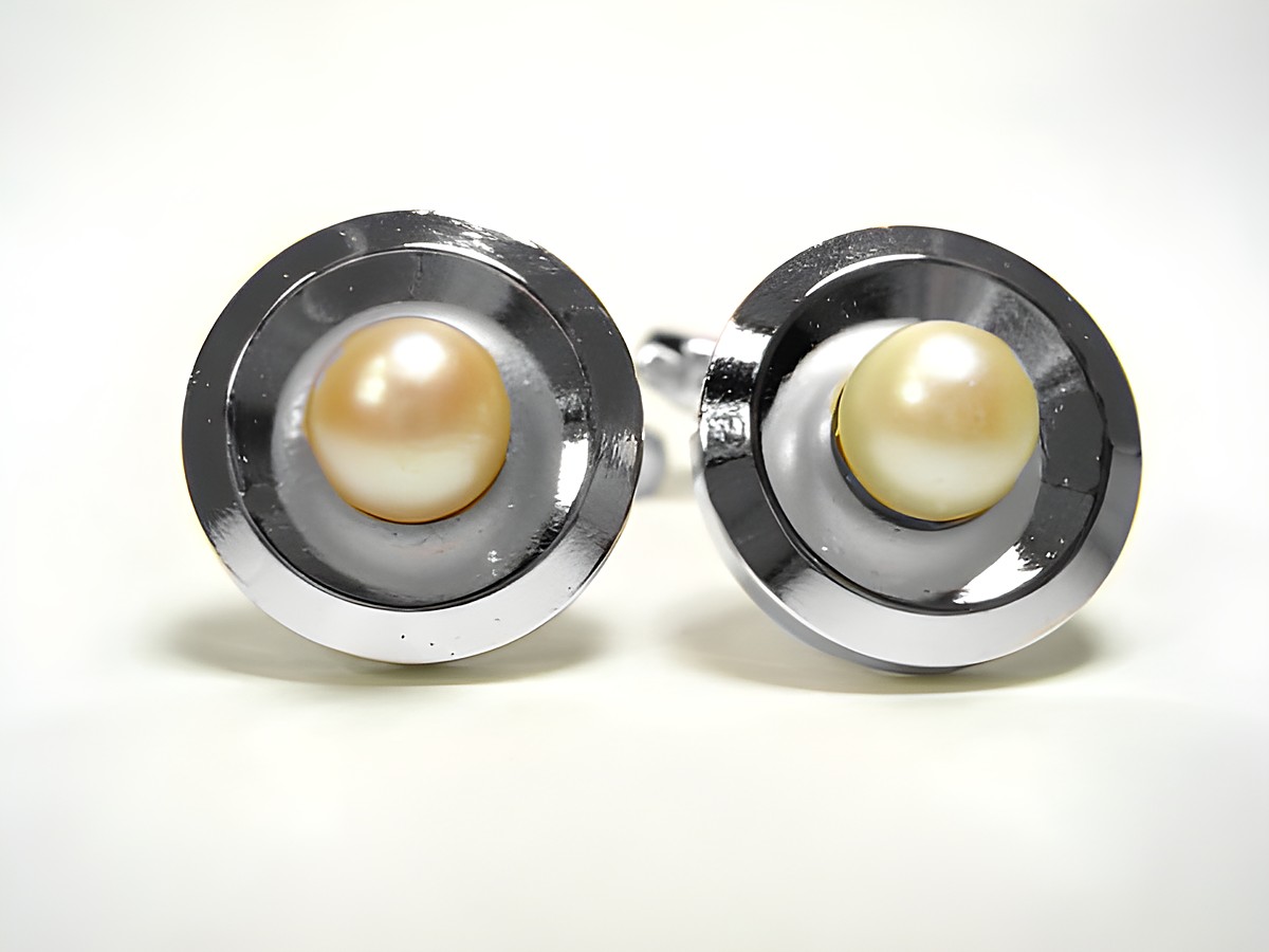 Silberfarbene Manschettenknöpfe mit Zuchtperlen, elegant und zeitlos, vom Hersteller Juwelier Harnisch, ideal für besondere Anlässe.