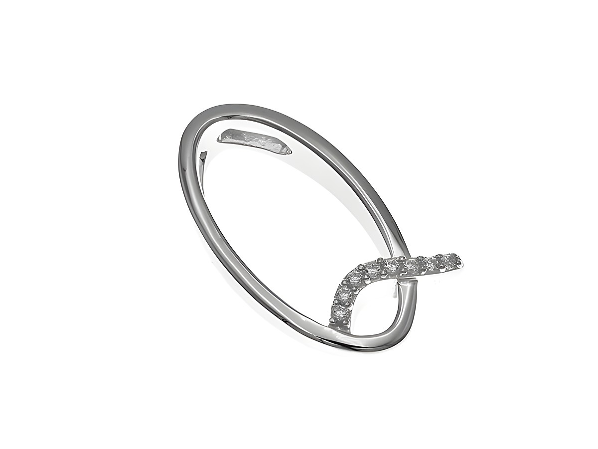 Anhänger aus poliertem Sterling Silber in Form des Buchstabens Q, verziert mit Zirkonia, hergestellt von Juwelier Harnisch. Elegant und modern, ideal als Schmuckstück.