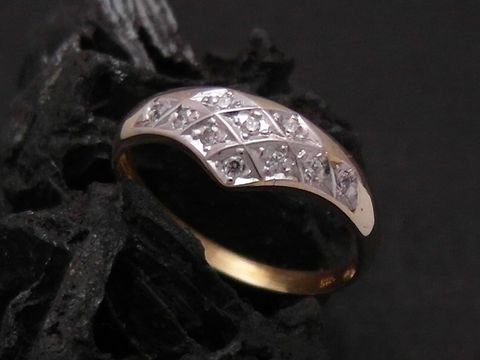 Gold Ring herausragend Gold 585 bicolor mit Zirkonia Goldring Größe 52, Hersteller Juwelier Harnisch bis Größe 52/17, elegant gestalteter Ring auf schwarzem Untergrund.