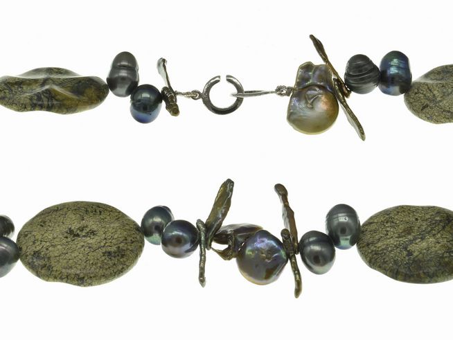 Perlenkette aus Achat und Süßwasser-Zuchtperlen in Grün, 50 cm lang, mit einer Variation von 8,5 bis 30 mm großen Perlen, Schließe aus Silber, hergestellt von Juwelier Harnisch.