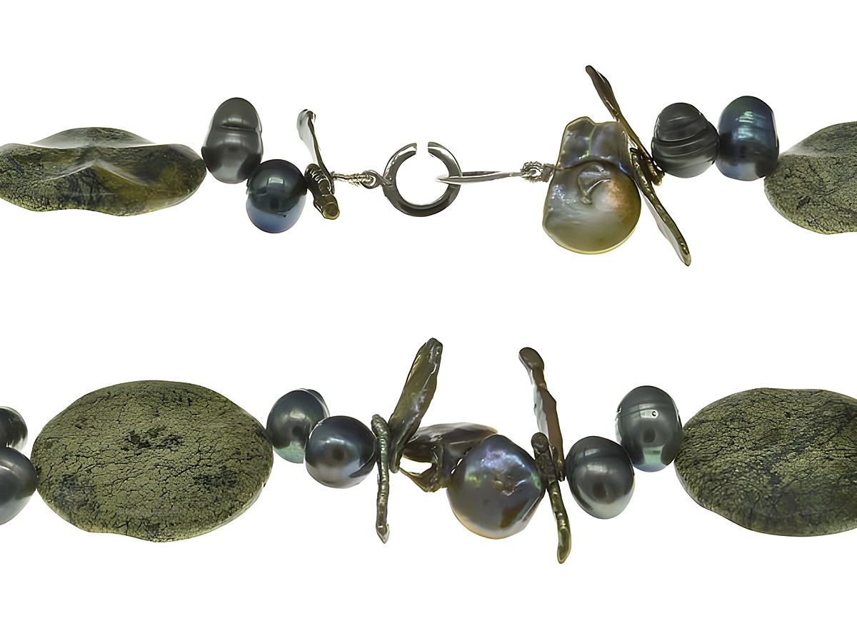Perlenkette aus Achat und Süßwasser-Zuchtperlen in Grün, 50 cm lang, mit einer Variation von 8,5 bis 30 mm großen Perlen, Schließe aus Silber, hergestellt von Juwelier Harnisch.