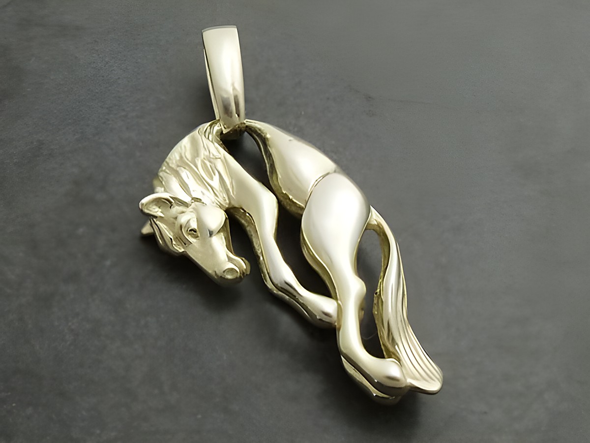 Silber vergoldeter Anhänger in Form eines Pferdes, stilvoll gestaltet und vom Hersteller Juwelier Harnisch, ideal für Tierliebhaber und Schmuckliebhaber.