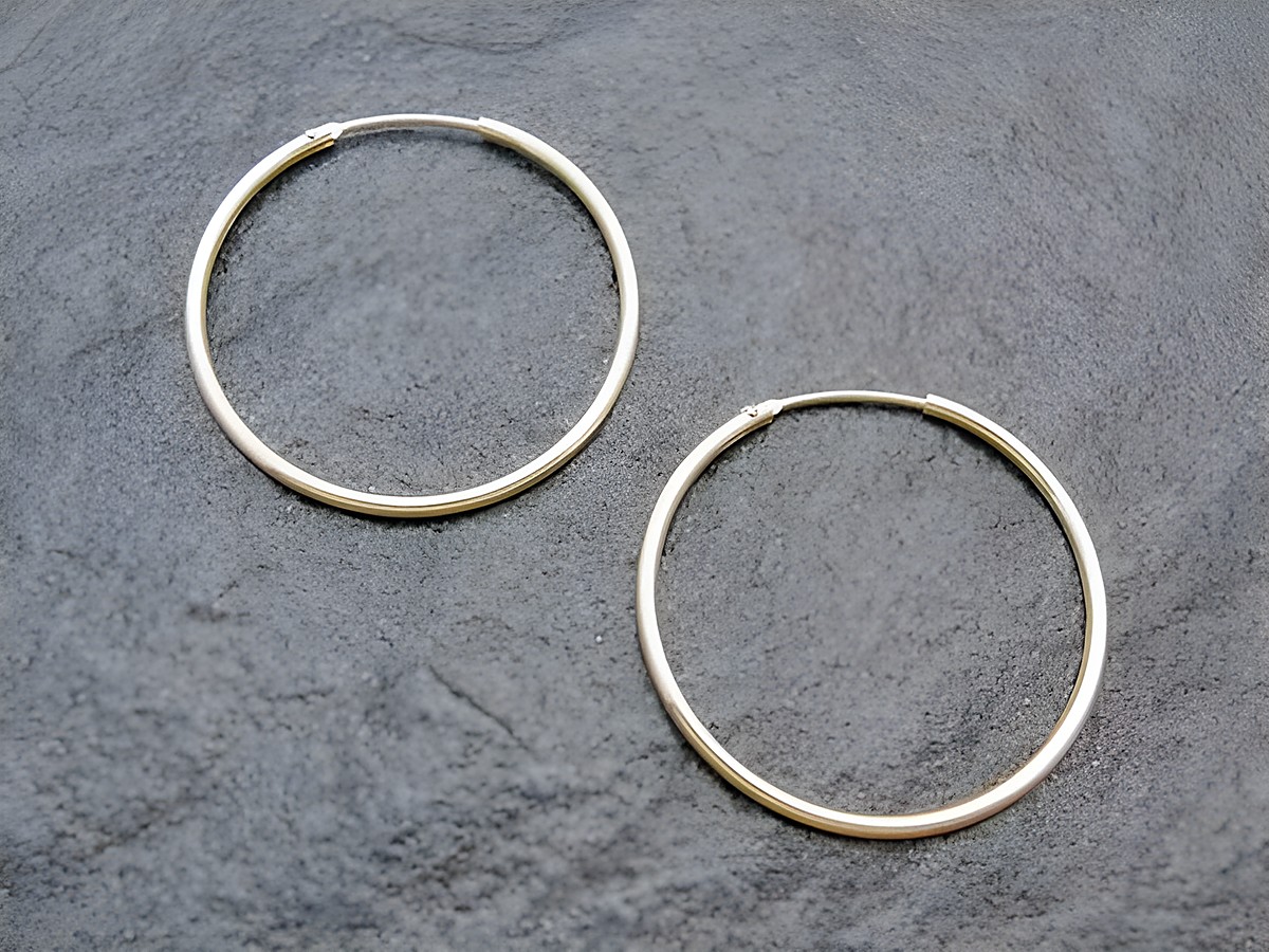 Gold Creolen 3,2 cm aus Gold 333 mit einem Durchmesser von 1,5 mm von Juwelier Harnisch, ideal für eleganten Schmuckbesitz, perfect für den Alltag oder besondere Anlässe.