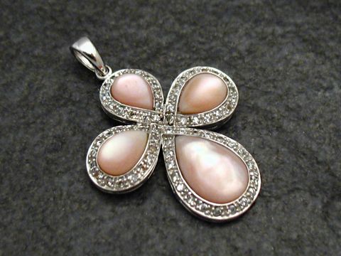Anhänger Kreuz aus Sterling Silber mit Zirkonia und rosafarbenem Perlmutt, hergestellt von Juwelier Harnisch, mit funkelndem Stein in eleganter Form.