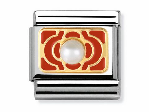 Der Blumenschuss in rot aus der Elegance Collection von Nomination zeigt eine stilisierte Blumendarstellung mit einer zentralen Perle, umgeben von goldenen und roten Elementen auf silbernem Grund.
