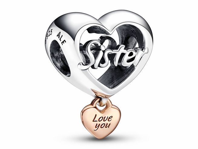 Herz-Charm aus 585 Roségold und Silber von Pandora mit eingearbeitetem Schriftzug Sister und einer kleinen Herzanhänger mit der Gravur Love you.