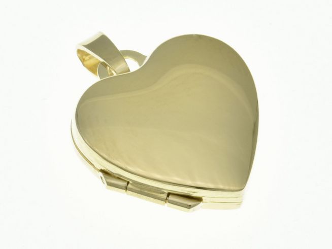 Herzförmiges Medaillon aus teilmattiertem Sterling Silber, vergoldet mit Gelbgold, Herstellungsort Juwelier Harnisch, hochwertig verarbeitet und elegant im Design.