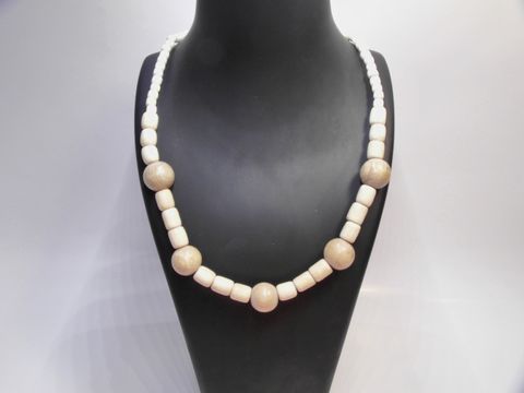 Holzkette mit Kugeln in 15 mm Durchmesser, naturbraun, 60 cm lang, aus Holz, hergestellt von Juwelier Harnisch, eignet sich perfekt als zeitloser Holzschmuck.
