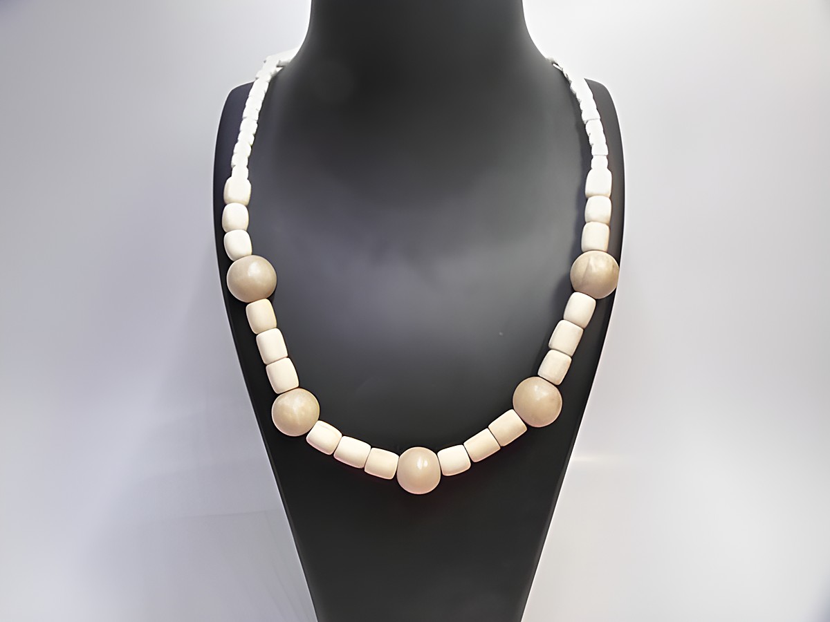 Holzkette mit Kugeln in 15 mm Durchmesser, naturbraun, 60 cm lang, aus Holz, hergestellt von Juwelier Harnisch, eignet sich perfekt als zeitloser Holzschmuck.
