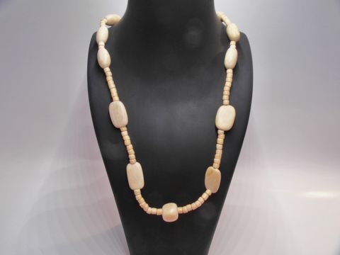 Kette aus Holz in naturbraun, 60 cm lang, aus verschiedenen Holzelementen gefertigt, erhältlich beim Juwelier Harnisch, ideal für stilvolle Schmuckliebhaber.