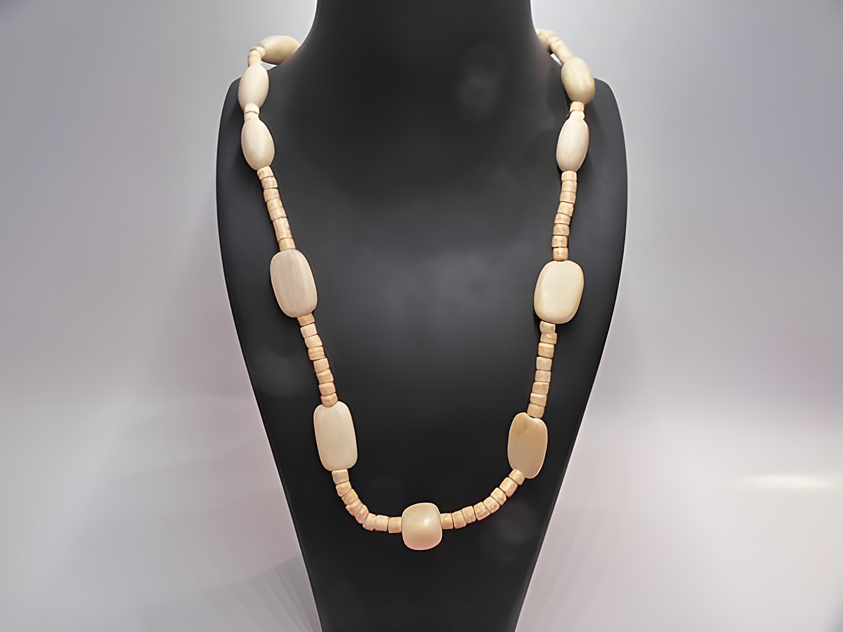 Kette aus Holz in naturbraun, 60 cm lang, aus verschiedenen Holzelementen gefertigt, erhältlich beim Juwelier Harnisch, ideal für stilvolle Schmuckliebhaber.