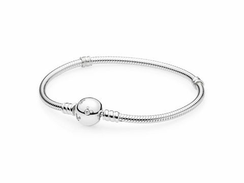 Ein elegantes silbernes Armband von Pandora mit einem charakteristischen Mickey Mouse Anhänger, ideal für Disney-Liebhaber. Länge 19 cm, schlicht und stilvoll.