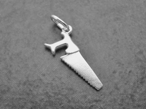 Säge Anhänger aus Sterlingsilber vom Hersteller Juwelier Harnisch, ideal für Handwerker und Menschen aus handwerklichen Berufen, detailreich und sorgfältig verarbeitet.