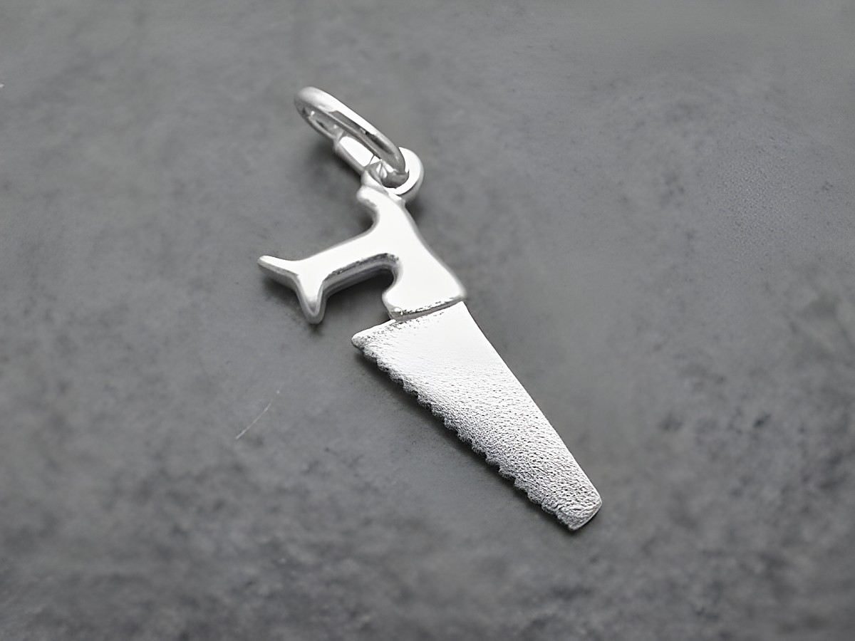 Säge Anhänger aus Sterlingsilber vom Hersteller Juwelier Harnisch, ideal für Handwerker und Menschen aus handwerklichen Berufen, detailreich und sorgfältig verarbeitet.