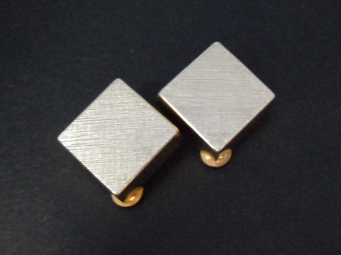 Ohrclip - 27,6 mm - zeitlos - goldfarben echte Goldauflage, Hersteller Juwelier Harnisch, eleganter, quadratischer Ohrclip mit feiner Textur und goldfarbener Akzent.