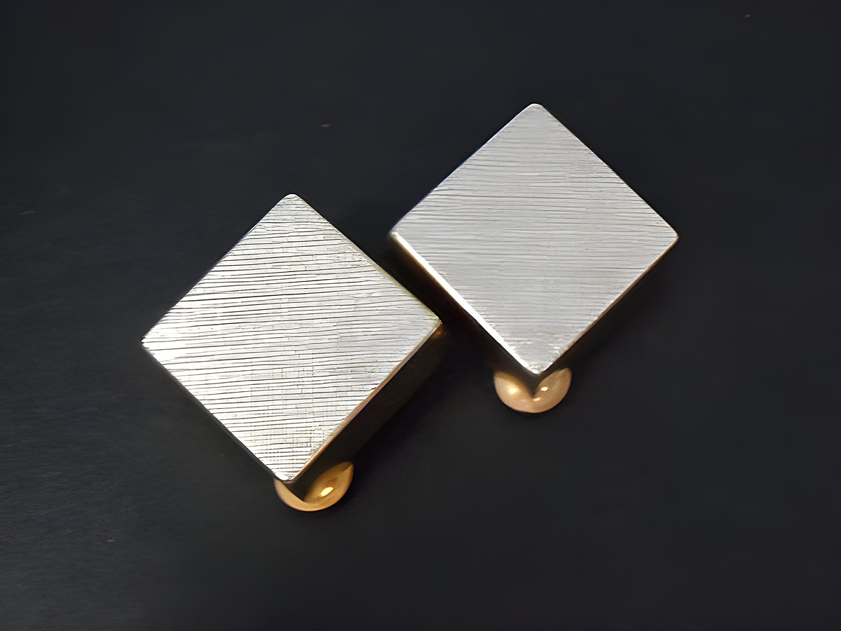 Ohrclip - 27,6 mm - zeitlos - goldfarben echte Goldauflage, Hersteller Juwelier Harnisch, eleganter, quadratischer Ohrclip mit feiner Textur und goldfarbener Akzent.