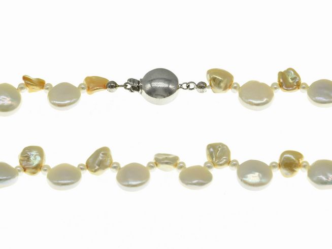Perlenkette aus Süßwasser-Zuchtperlen in Weiß und Creme mit einem Durchmesser von 3 bis 10,5 mm, 44 cm lang, mit einem besonderen Design und silbernem Verschluss, Hersteller Juwelier Harnisch.