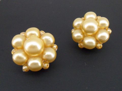 Ohrclip in champagnerblumiger Farbe, goldfarben, mit synthetischen Zuchtperlen, Hersteller Juwelier Harnisch, ideal für elegante Anlässe.