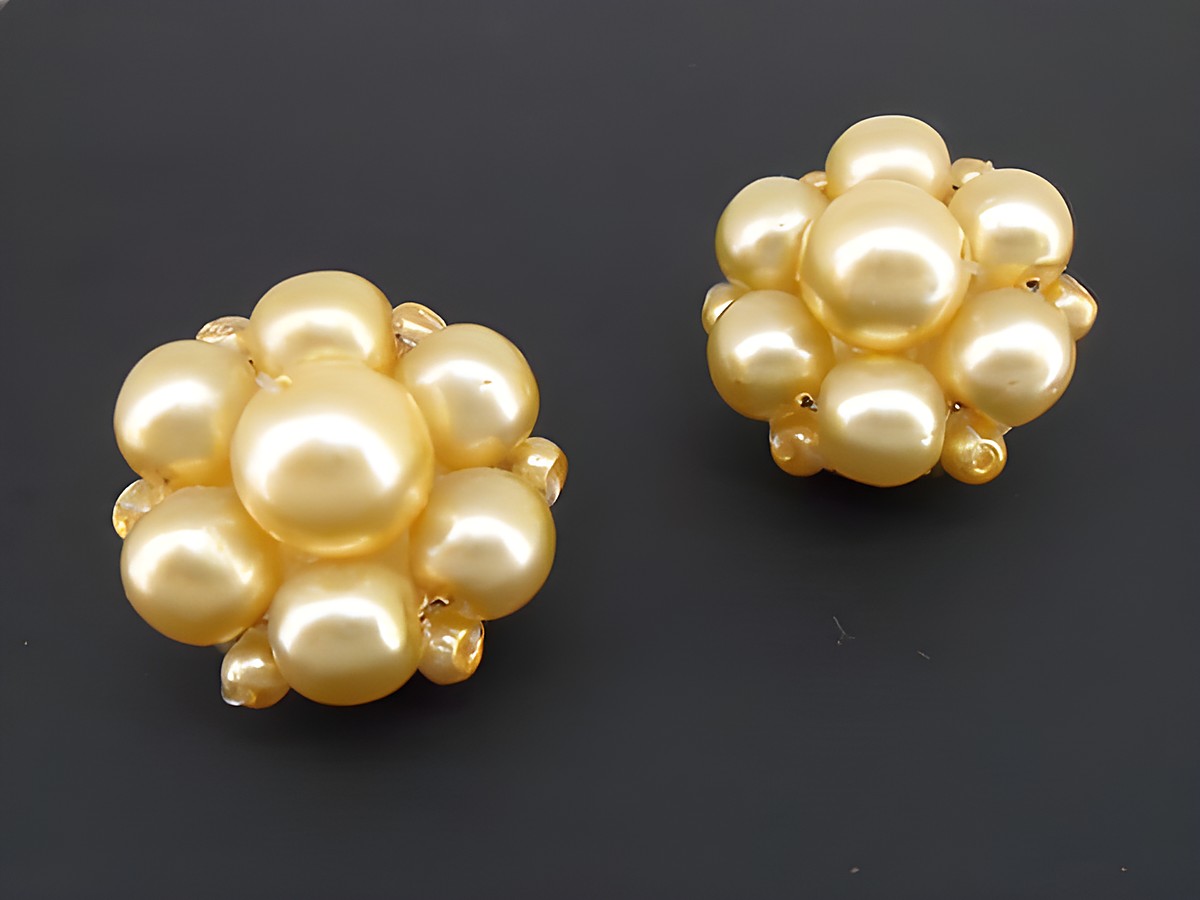 Ohrclip in champagnerblumiger Farbe, goldfarben, mit synthetischen Zuchtperlen, Hersteller Juwelier Harnisch, ideal für elegante Anlässe.