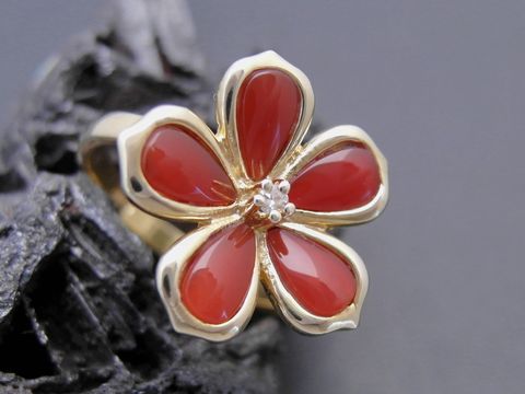 Goldring mit Blütenmotiv in Größe 54, gefertigt aus Gold 333 und besetzt mit Carneol und Diamanten, Hersteller Juwelier Harnisch, bis Größe 54/17,5.