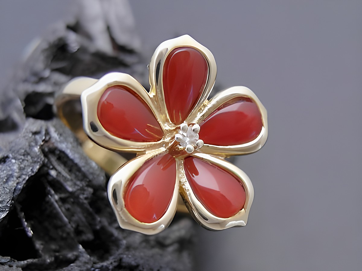Goldring mit Blütenmotiv in Größe 54, gefertigt aus Gold 333 und besetzt mit Carneol und Diamanten, Hersteller Juwelier Harnisch, bis Größe 54/17,5.
