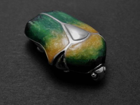 Bunte Skarabäusfigur aus Echtsilber mit Emaille in grün und gelb, Hersteller Juwelier Harnisch, ideal als dekoratives Element oder Sammlerstück.