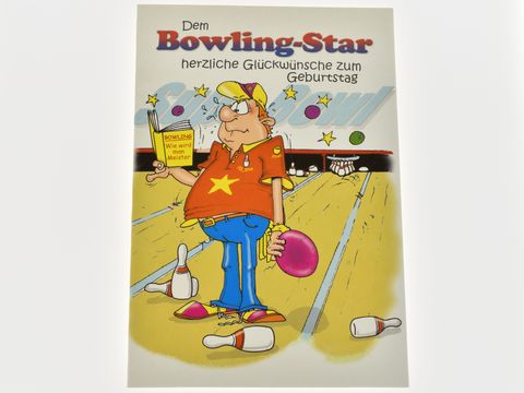 Geburtstagskarte für Bowlingliebhaber mit einem humorvollen Bowlingspieler, der eine Bowlingkugel in der Hand hält, umgeben von Bowlingpins und bunten Elementen, Hersteller Juwelier Harnisch.