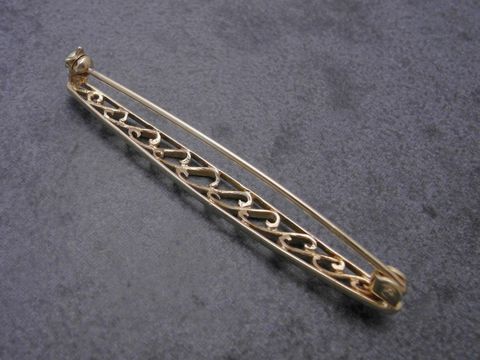Gold Brosche - klassisch - Gold 333 - Anstecknadel, Hersteller: Juwelier Harnisch, Broschen. Elegante, filigrane Form mit geschwungenem Design, geeignet für festliche Anlässe oder den Alltag.