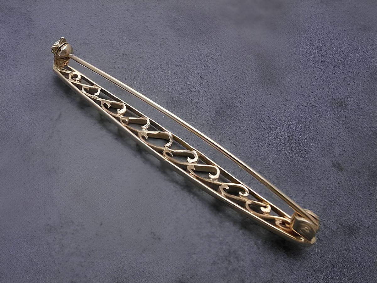 Gold Brosche - klassisch - Gold 333 - Anstecknadel, Hersteller: Juwelier Harnisch, Broschen. Elegante, filigrane Form mit geschwungenem Design, geeignet für festliche Anlässe oder den Alltag. – Ansicht 2