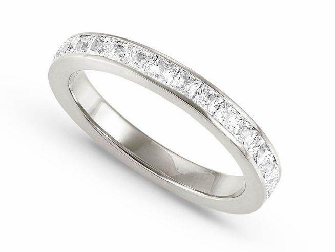 Zirkoniasteine in einer eleganten Anordnung zieren den rhodinierten Silberschmuckring von Nomination, Modell CARISMATICA, Größe 17, glänzend und modern.