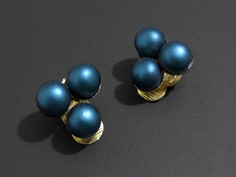 Elegante dunkelgrüne matte Ohrclips mit Zuchtperlenimitation, hergestellt von Juwelier Harnisch, in ansprechender Form für einen stilvollen Look.