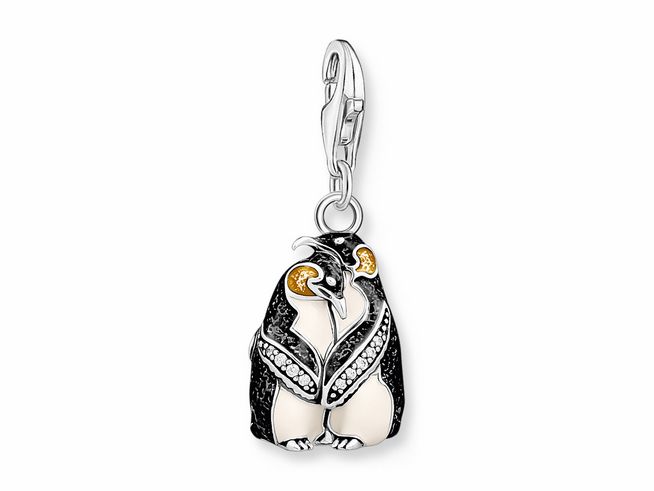 Charm-Anhänger aus Sterling Silber mit geschwärztem Finish und Kaltemail, zeigt zwei Pinguine, verziert mit Zirkonia und einer detailreichen bunten Darstellung.