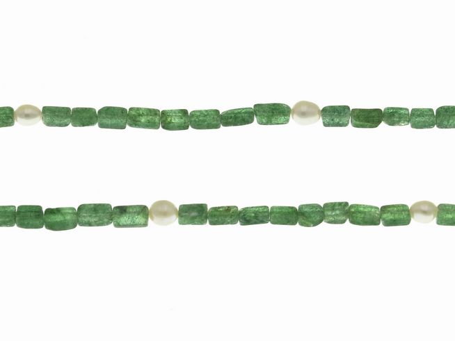Aventurin Kette mit Süsswasser-Perlen, 90 cm lang, hergestellt von Juwelier Harnisch, zeigt grüne Edelsteine und helle Perlen in elegantemDesign für stilvolle Akzente.
