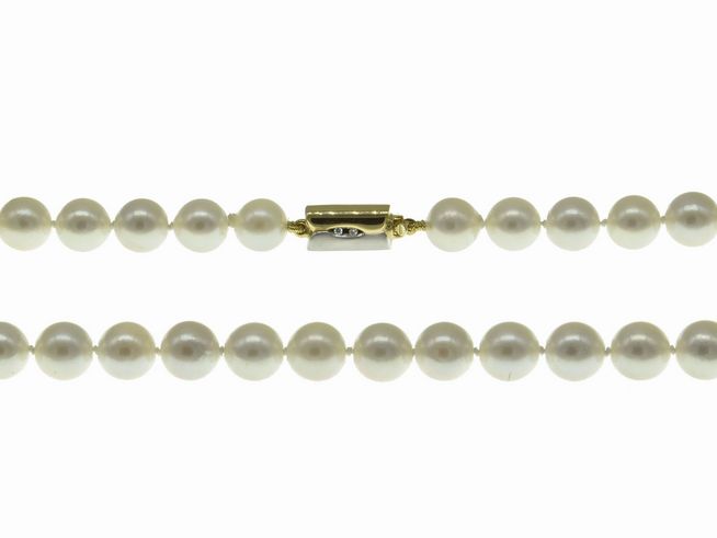 Perlenkette aus Süßwasser-Zuchtperlen mit einer Größe von 8-8,5 mm in Weiß, 45 cm lang, Bicolor 585, klassisches Design, hergestellt von Juwelier Harnisch.