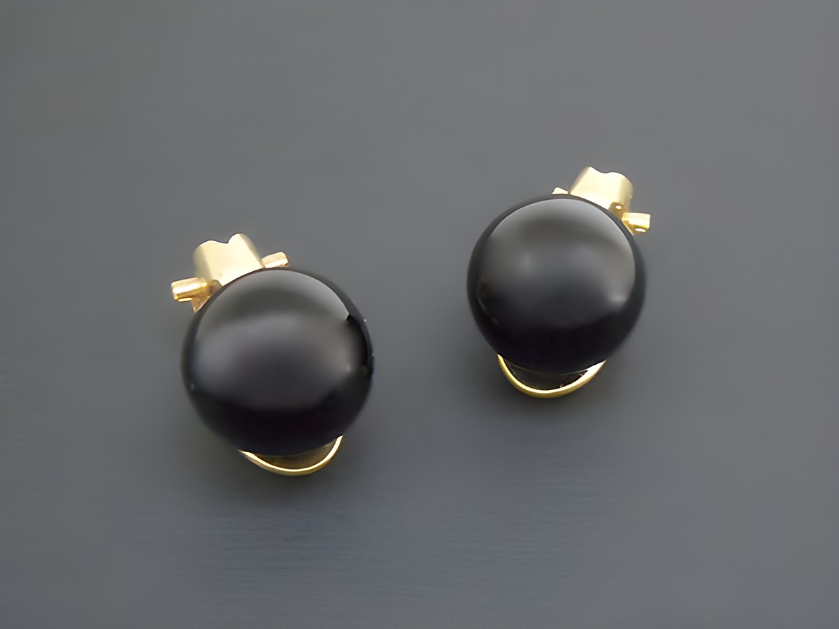 Ohrclip in schwarzem Onyx-Look mit goldfarbenen Akzenten und synthetischer Zuchtperle, Hersteller: Juwelier Harnisch, elegantes Design für stilvolle Auftritte.