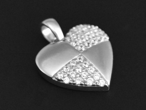 Silber Anhänger in Herzform mit Schachmuster, rhodiniert und verziert mit Zirkonia, Hersteller Juwelier Harnisch, Perlen & Steine.