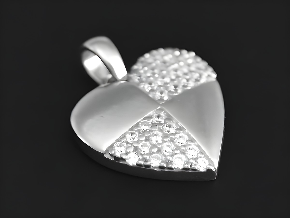 Silber Anhänger in Herzform mit Schachmuster, rhodiniert und verziert mit Zirkonia, Hersteller Juwelier Harnisch, Perlen & Steine.