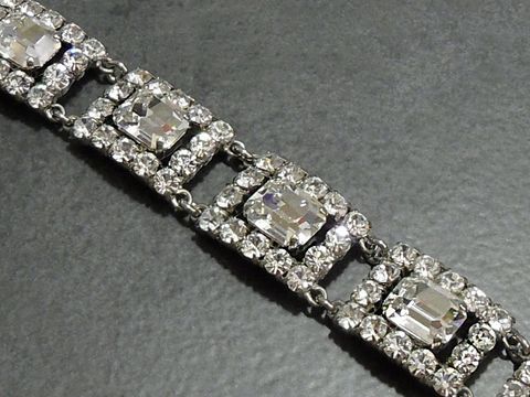 Strass Armband grazil in Weiß mit silberfarbenem Design, 19 cm lang, hergestellt von Juwelier Harnisch, ideal für elegante Anlässe.