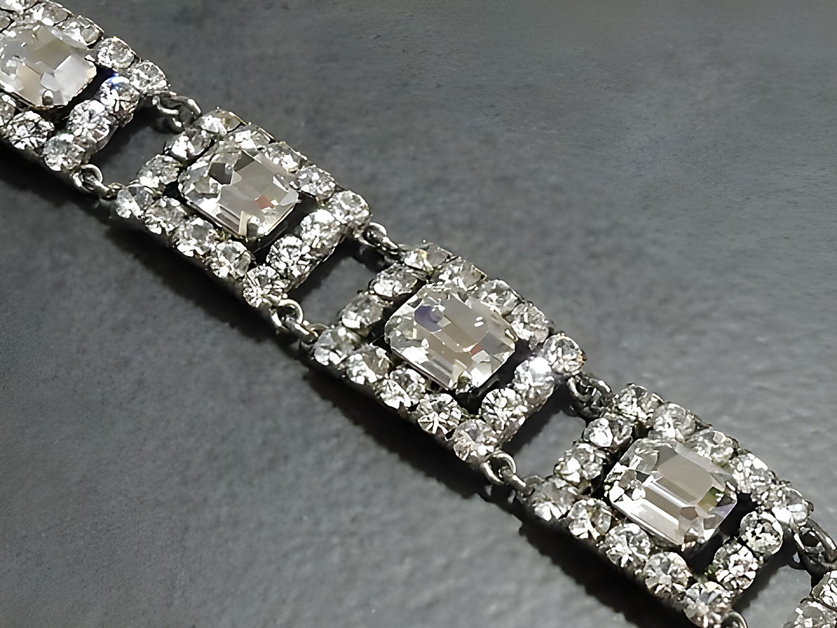 Strass Armband grazil in Weiß mit silberfarbenem Design, 19 cm lang, hergestellt von Juwelier Harnisch, ideal für elegante Anlässe.