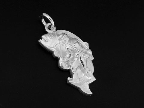 Ein filigraner Anhänger aus 925 Sterling Silber, rhodiniert, zeigt einen Angler auf einem Fisch. Massiv und detailreich gestaltet, ideal für Tierliebhaber und Schmuckenthusiasten.