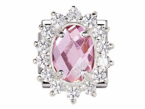 Der Ring aus der Royal Collection von Nomination zeigt einen ovalen rosa Stein, umgeben von funkelnden, klaren Kristallen in einer eleganten Fassung aus Silber.