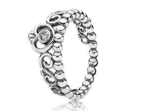 Silberring von Pandora mit Herz-diadem, besetzt mit Zirkonia, Größe 58. Der Ring hat eine filigrane, verspielte Gestaltung und eine glänzende, polierte Oberfläche.
