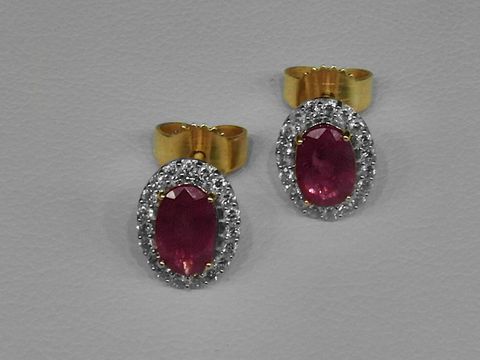 Brillant und Rubin Ohrringe aus Gold 585, hinreißend gestaltet mit funkelnden Diamanten, hergestellt von Juwelier Harnisch, perfekt für glänzende Auftritte.