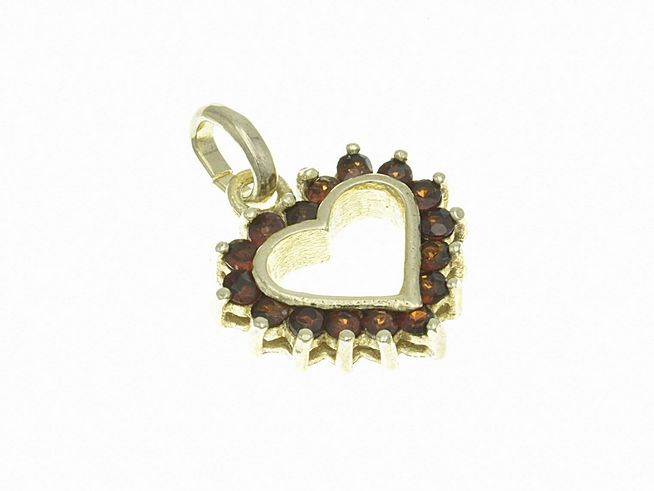 Herzförmiger Anhänger aus Sterling Silber, vergoldet in Gelbgold, mit funkelnden Granatsteinen eingefasst, polierte Oberfläche, Hersteller Juwelier Harnisch, ideal für Schmuckliebhaber.