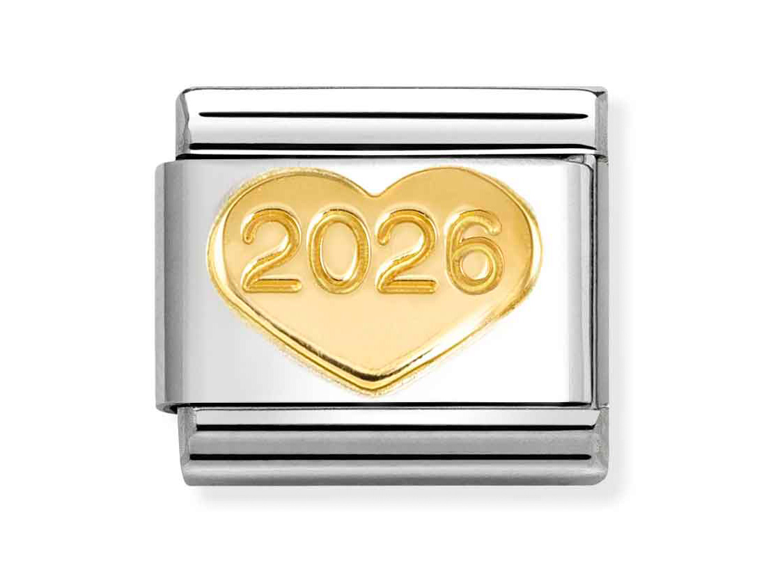 Ein eleganter Charm aus Silber mit einer herzförmigen goldenen Applikation, die die Zahl 2026 zeigt. Ideal für Schmuckliebhaber und Sammler. Hersteller Pandora, Neuheiten.