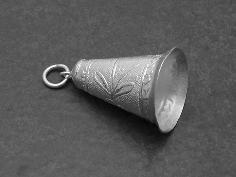 Silber Anhänger Wimpel Hut Hütchen von Juwelier Harnisch mit feiner Musterung, ideal als elegantes Schmuckstück für sportliche Anlässe.