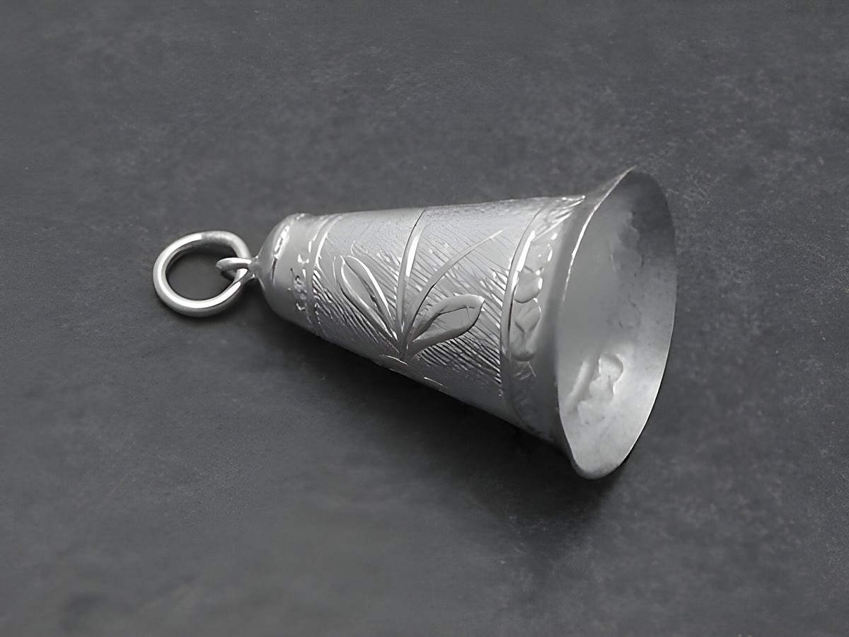 Silber Anhänger Wimpel Hut Hütchen von Juwelier Harnisch mit feiner Musterung, ideal als elegantes Schmuckstück für sportliche Anlässe.