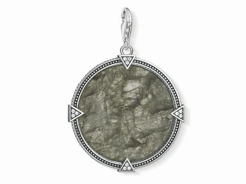 Charm-Anhänger von Thomas Sabo aus der Vintage Rebel Kollektion mit grauem Labradorit, eingerahmt in einem filigranen Design mit dekorativen Elementen und einem praktischen Verschluss.