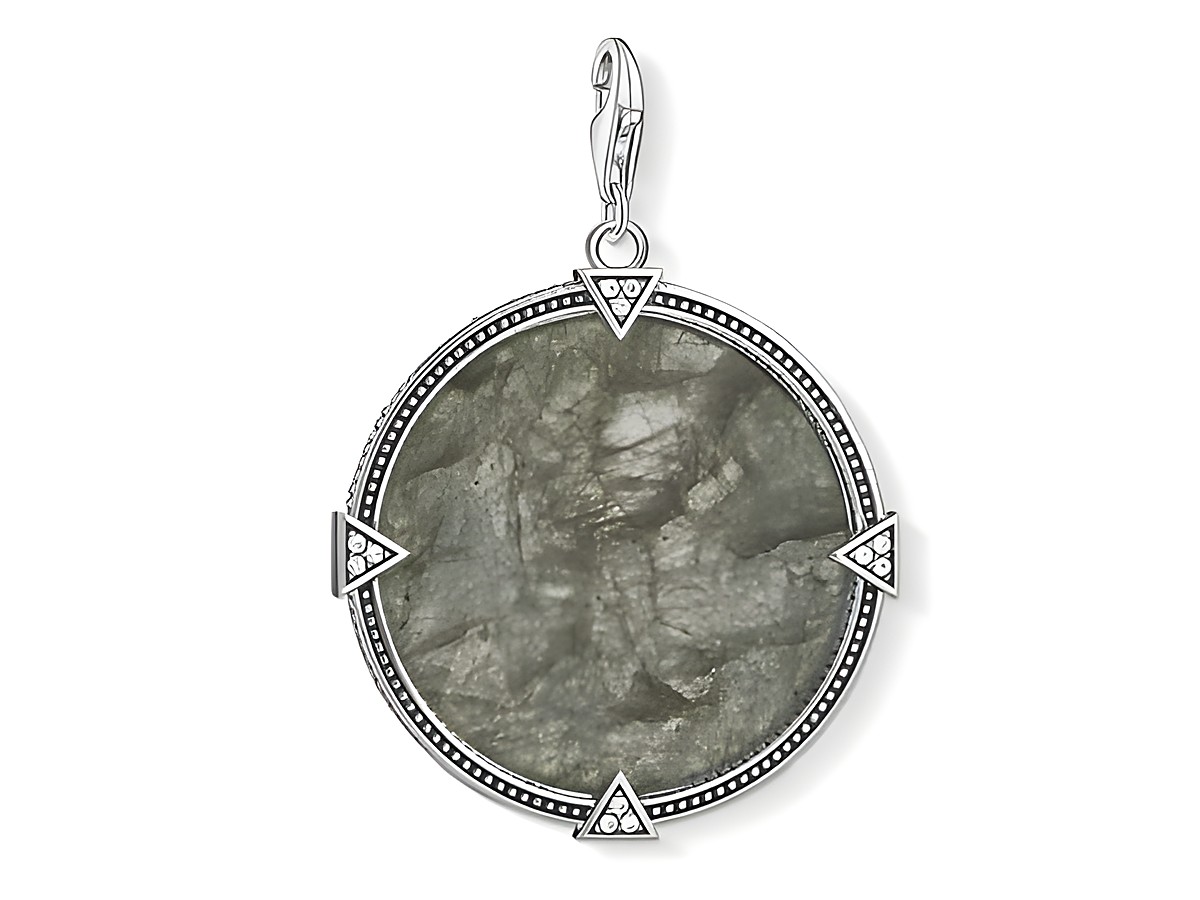 Charm-Anhänger von Thomas Sabo aus der Vintage Rebel Kollektion mit grauem Labradorit, eingerahmt in einem filigranen Design mit dekorativen Elementen und einem praktischen Verschluss.